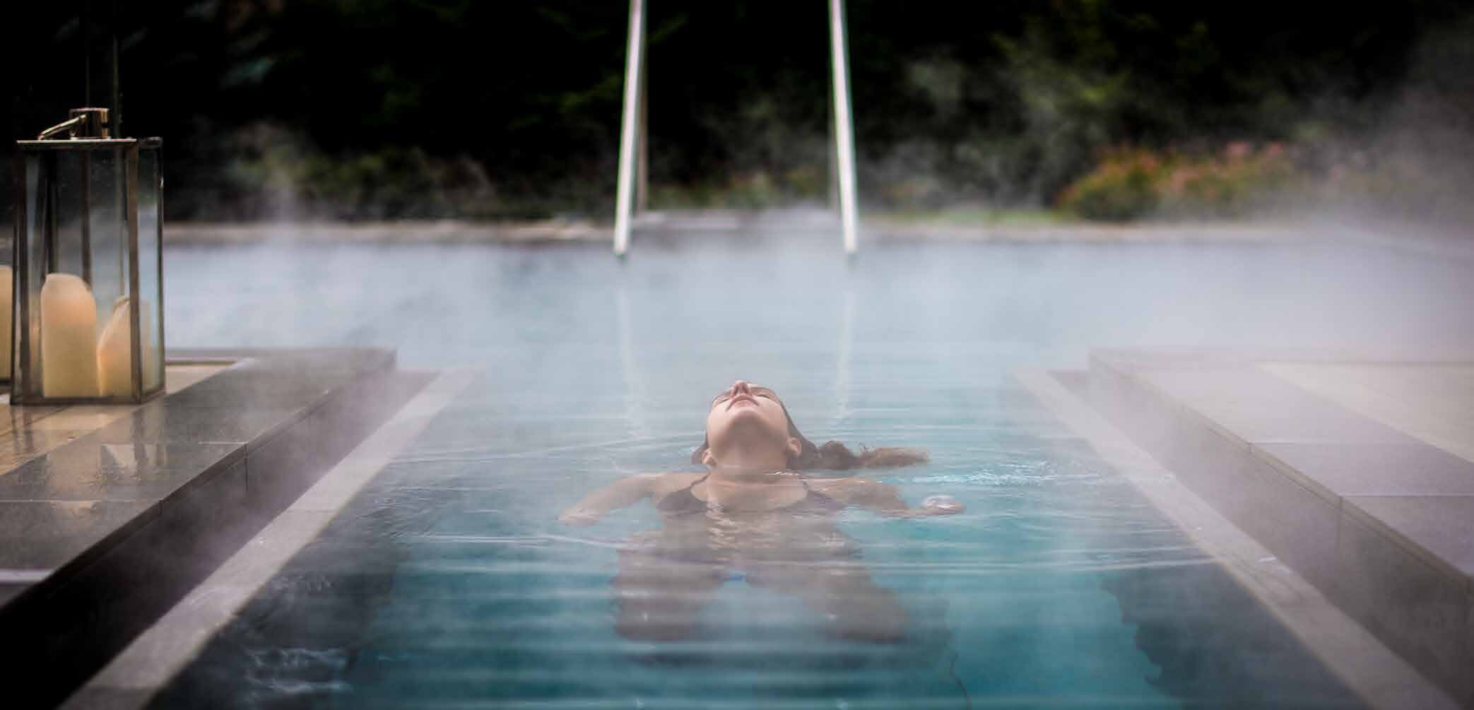 Wellness pool with contrast-bath jets